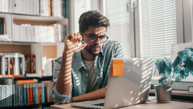 Man doet administratie op laptop
