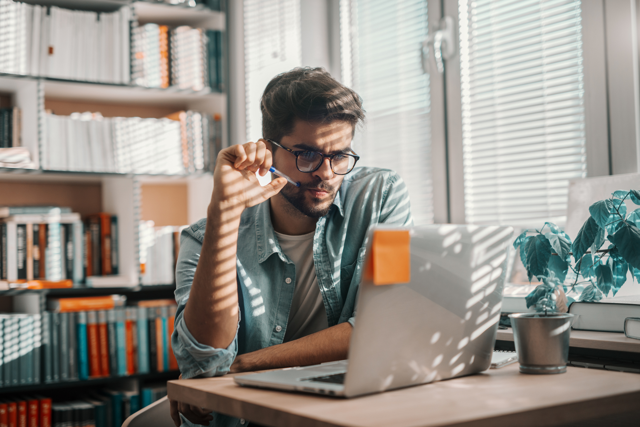 Man doet administratie op laptop
