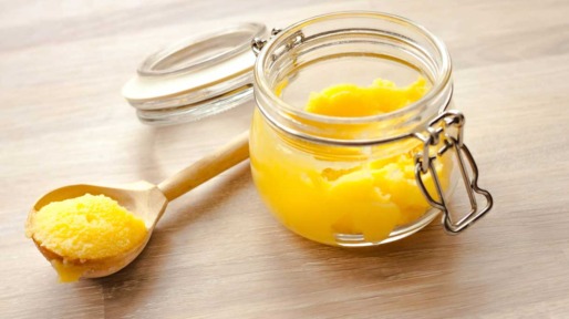 ghee in een potje met een lepel ernaast