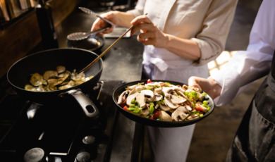 Groente wokken in de keuken