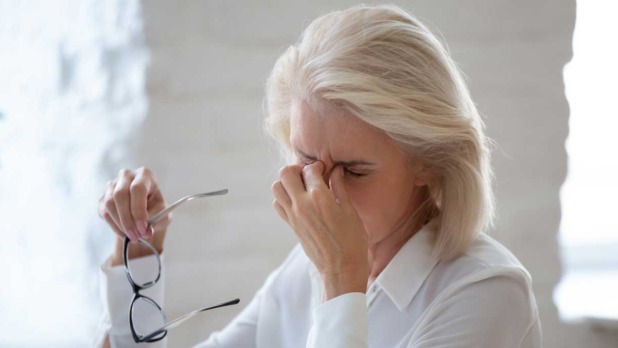 Vrouw wrijft in haar ogen