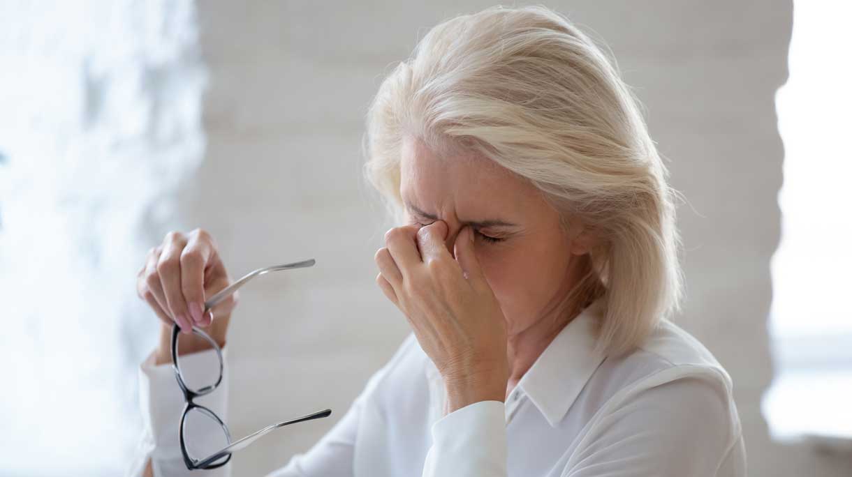 Vrouw wrijft in haar ogen