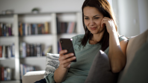 Vrouw bezig met mobiele telefoon