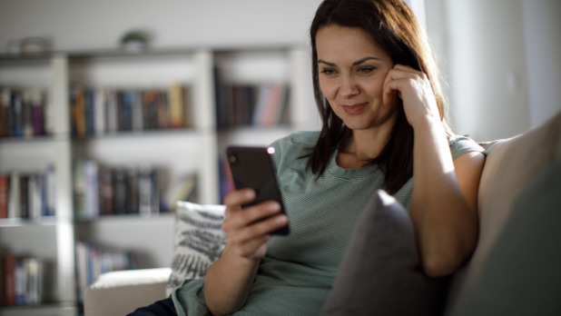 Vrouw bezig met mobiele telefoon