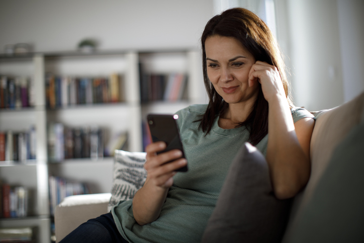 Vrouw bezig met mobiele telefoon