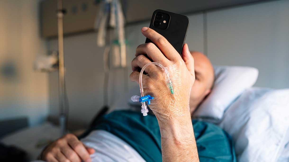 Man gebruikt mobiel in ziekenhuis