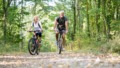 stel fietst in het bos