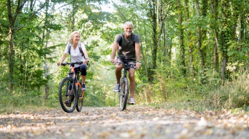 stel fietst in het bos