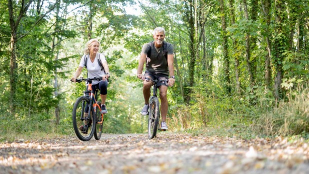 stel fietst in het bos