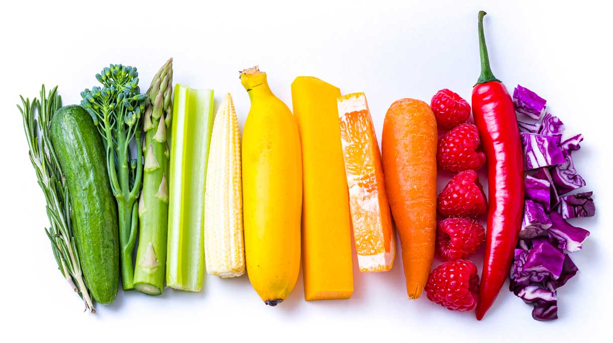 Kleurrijk eten is gezond, van groene groente tot rood en paars fruit