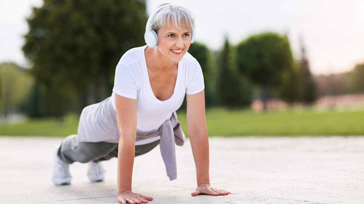 oudere vrouw doet burpee