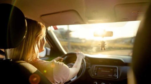Vrouw in auto