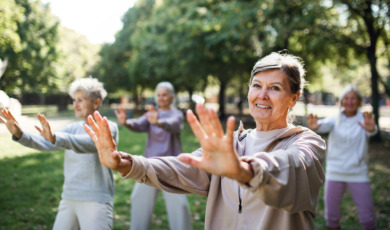 oudere vrouwen doen tai chi