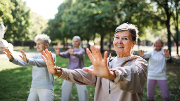 oudere vrouwen doen tai chi