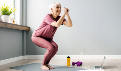 senior vrouw doet HIIT-training thuis