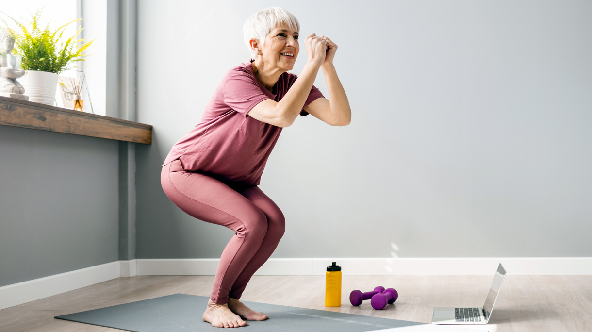 senior vrouw doet HIIT-training thuis