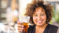 oudere vrouw drinkt cola