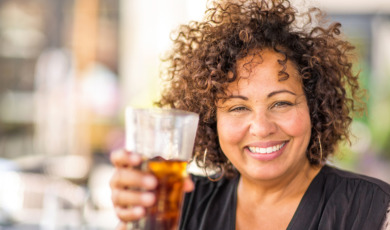 oudere vrouw drinkt cola