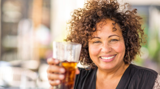 oudere vrouw drinkt cola