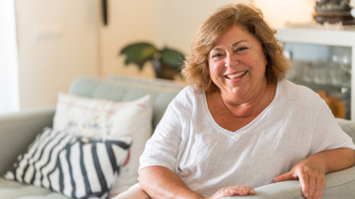 oudere stevige vrouw lacht