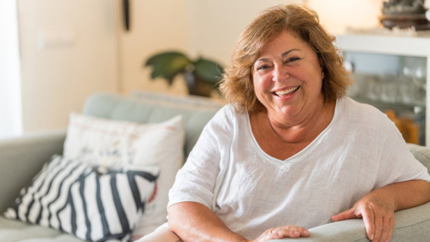 oudere stevige vrouw lacht