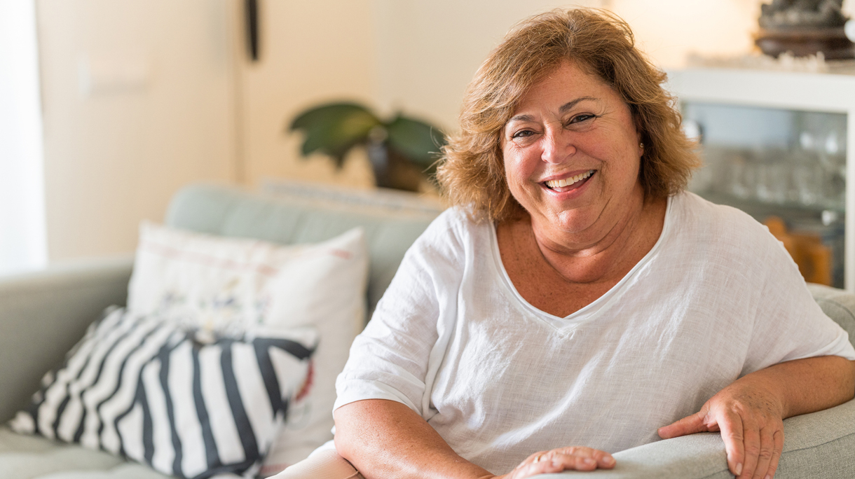 oudere stevige vrouw lacht