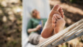 oudere vrouw in hangmat met voeten