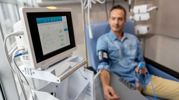man krijgt immunotherapie