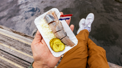 Man eet haring met uitjes en zuur
