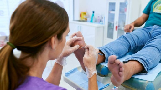 Medisch pedicure bezig