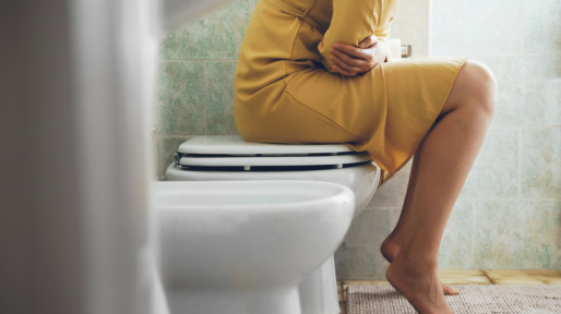 oudere vrouw zit op de wc