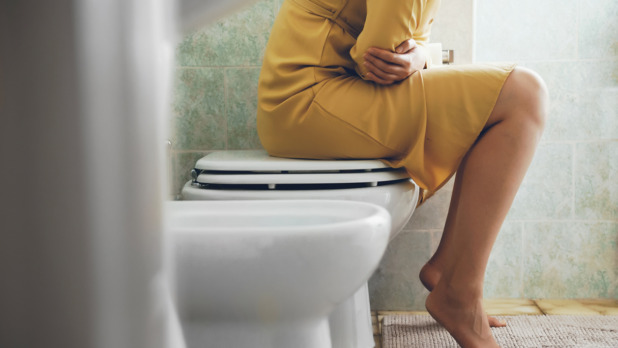 oudere vrouw zit op de wc