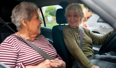twee seniorvrouwen in de auto