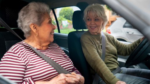 twee seniorvrouwen in de auto