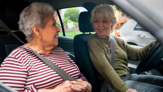 twee seniorvrouwen in de auto