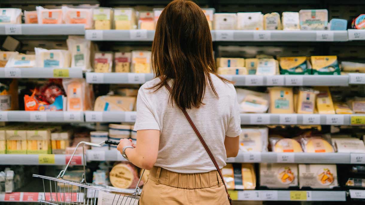 Vrouw in supermarkt