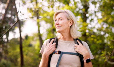 oudere vrouw aan het wandelen