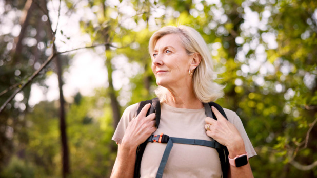 oudere vrouw aan het wandelen