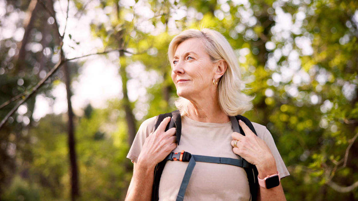 oudere vrouw aan het wandelen