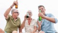 Proost, drie mannen op een boot aan een alcoholvrij biertje
