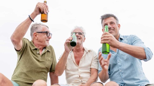 Proost, drie mannen op een boot aan een alcoholvrij biertje