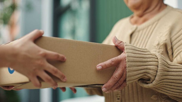 Vrouw neemt pakket aan