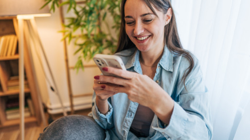 Vrouw is bezig met haar smartphone