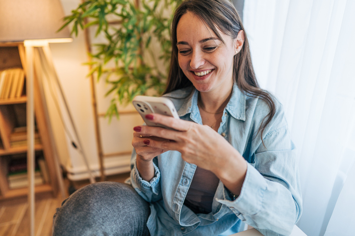 Vrouw is bezig met haar smartphone
