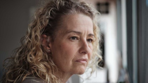 Vrouw kijkt zorgelijk