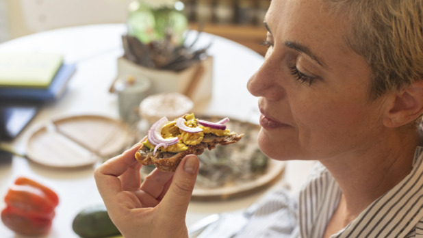 Vrouw eet een toastje