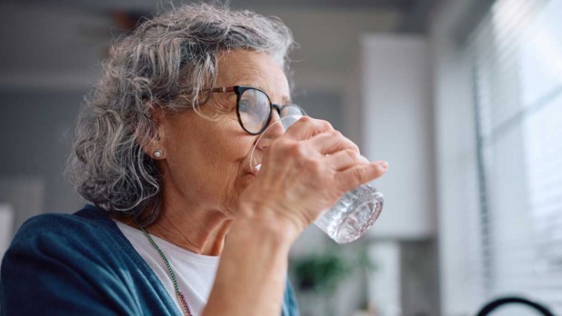 Vrouw drinkt een glas water