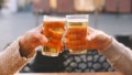 proosten met bier