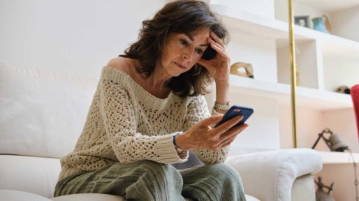 Piekerende vrouw met telefoon