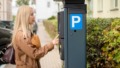 Vrouw bij parkeeerautomaat